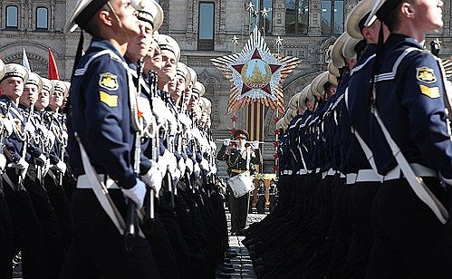 Военный парад в честь 64-й годовщины Победы в Великой Отечественной войне.