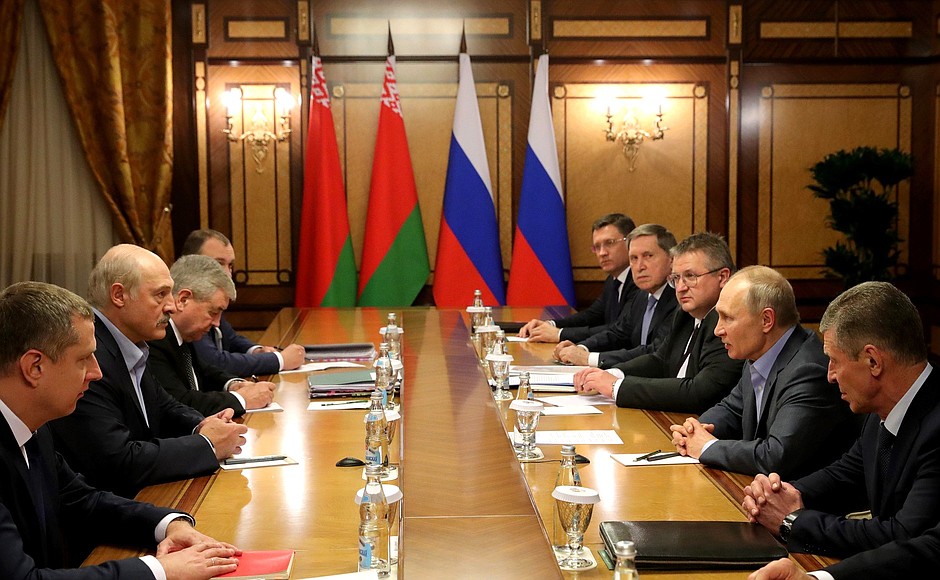 Российско-белорусские переговоры с участием членов делегаций.