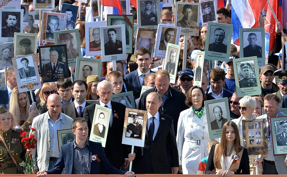 Vladimir Putin joined the Immortal Regiment march with a photograph of his father, who fought in the war. Photo: may9.ru