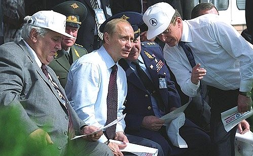 President Putin, Yury Koptev, General Director of the Russian Aerospace Agency (left), Air Force Commander-in-Chief Vladimir Mikhailov (second right) and Defence Minister Sergei Ivanov (right) watching demonstration flights at the sixth MAKS-2003 International Aerospace Show.