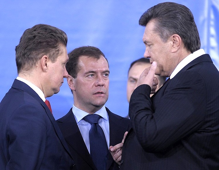 Перед началом заседания Второго российско-украинского межрегионального экономического форума. С Президентом Украины Виктором Януковичем и председателем правления компании «Газпром» Алексеем Миллером.