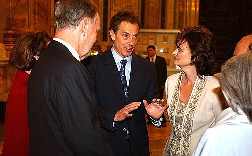 Canadian Prime Minister Jean Chretien and his wife, Aline (left), with British Prime Minister Tony Blair (centre) and his wife, Cherie (far right).