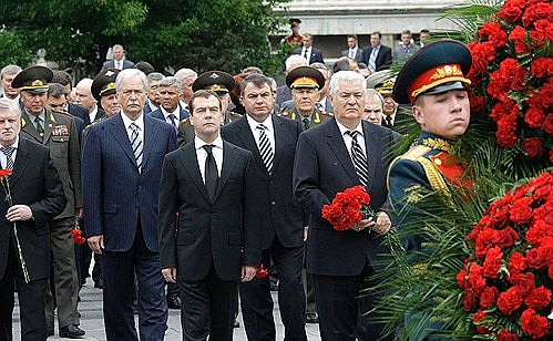 МОСКВА, АЛЕКСАНДРОВСКИЙ САД. Церемония возложения венка к Могиле Неизвестного солдата у Кремлёвской стены.