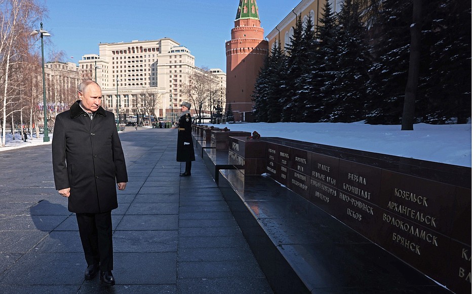 Владимир Путин возложил цветы к памятному знаку в честь городов воинской славы.