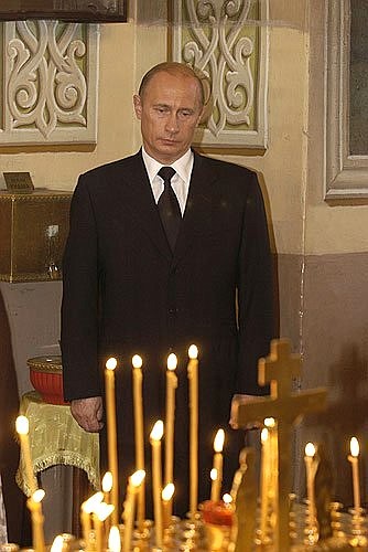 In the Church of the Life-beginning Trinity. President Vladimir Putin lit four candles of mourning.