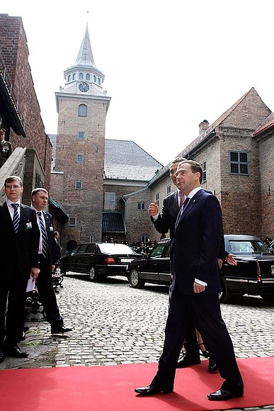 С Премьер-министром Норвегии Йенсом Столтенбергом. Во дворце Акерсхюс перед подписанием российско-норвежских документов.