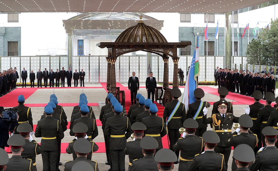Официальная церемония встречи. С Президентом Узбекистана Шавкатом Мирзиёевым.