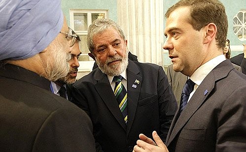 С Премьер-министром Индии Манмоханом Сингхом (крайний справа) и Президентом Бразилии Луисом Инасиу Лулой да Силвой.