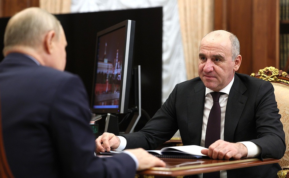 На встрече с главой Карачаево-Черкесской Республики Рашидом Темрезовым.