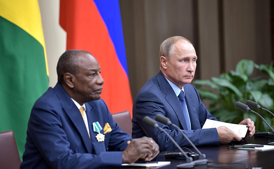 Во время церемонии подписания российско-гвинейских документов. С Президентом Гвинейской Республики Альфой Конде.