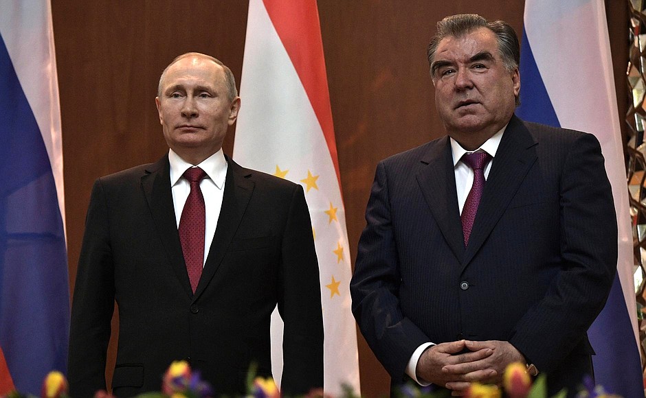 Во время подписания документов по итогам российско-таджикистанских переговоров.