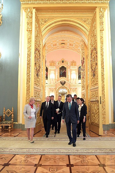 По окончании переговоров Владимир Путин пригласил Мун Чжэ Ина и его супругу на экскурсию по Большому Кремлёвскому дворцу.