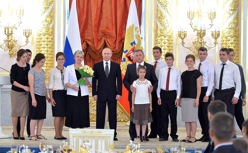 Emilia and Andrei Savin from Samara Region are awarded the Order of Parental Glory.