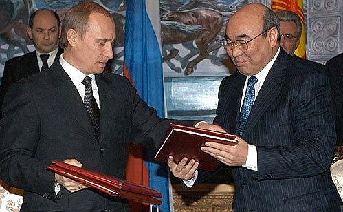 President Putin and Kyrgyz President Askar Akayev after signing bilateral Russian-Kyrgyz documents.