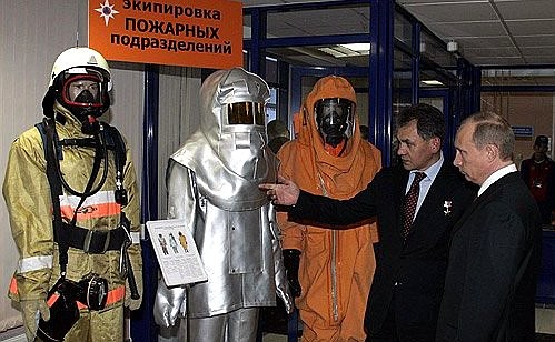 Осмотр выставки образцов экипировки российских спасателей.