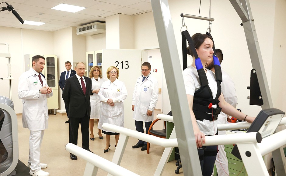 Medical Rehabilitation Department. Demonstration of patient treatment using a virtual reality rehabilitation simulator. Department Head Boris Polyayev (left) explains the treatment.
