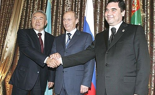 Во время трехсторонней встречи: слева – Президент Казахстана Нурсултан Назарбаев, справа – Президент Туркменистана Гурбангулы Бердымухаммедов.
