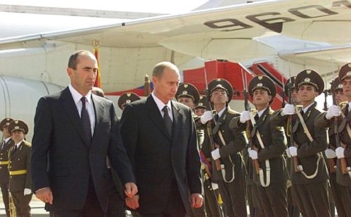 Russian President Vladimir Putin and Armenian President Robert Kocharian inspecting the guard of honour at the Zvartnotz Airport.