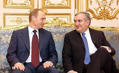 С Премьер-министром Франции Жан-Пьером Раффареном.