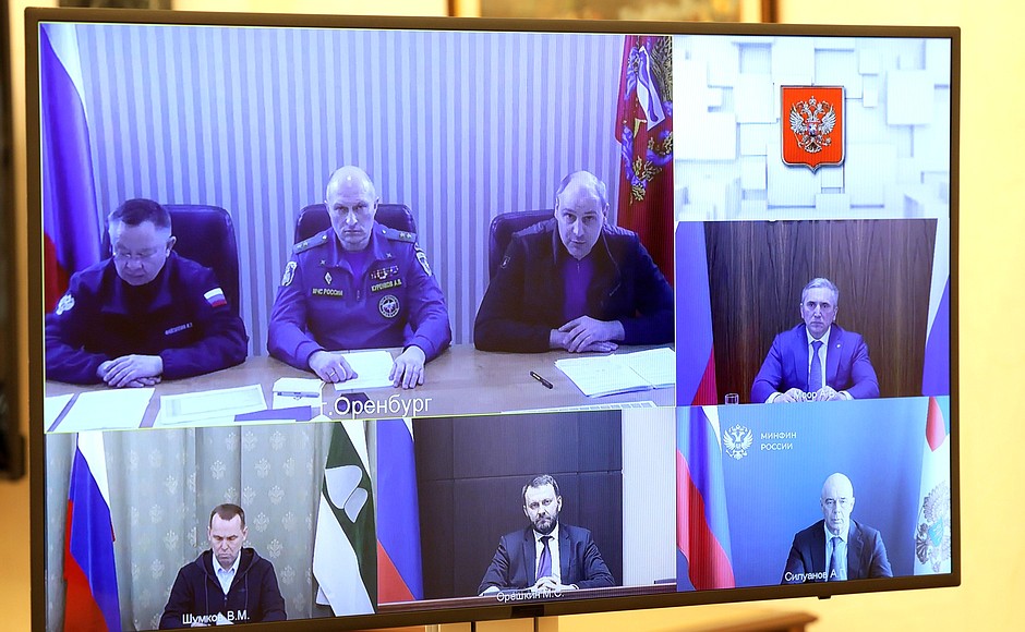 Владимир Путин в режиме видеоконференции провёл совещание по вопросам ликвидации последствий паводков в Оренбургской, Курганской и Тюменской областях.
