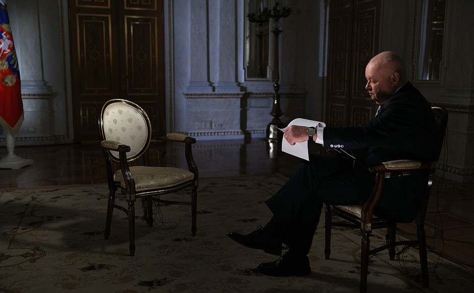 Dmitry Kiselev before the beginning of an interview.