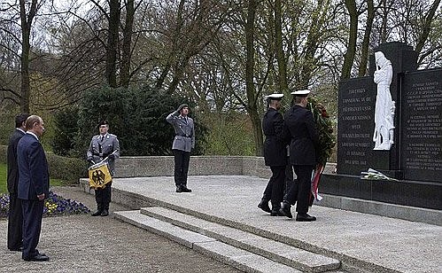 Церемония возложения венка к мемориалу погибших советских военнопленных.