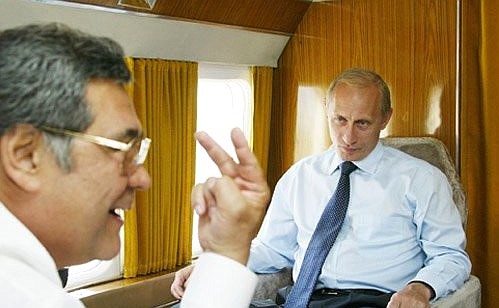 С губернатором Кемеровской области Аманом Тулеевым во время перелета на вертолете в Междуреченск.