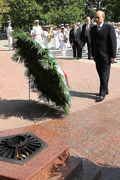 Laying a wreath at the Memorial to the Heroic Defence of Sevastopol in 1941–1942.