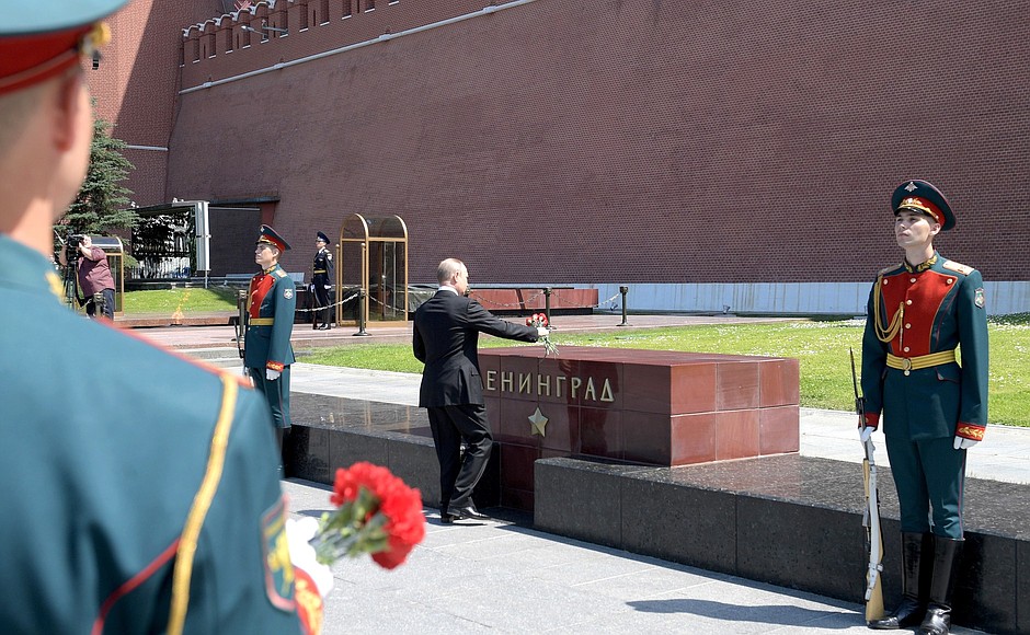 The President laid flowers at the memorial plaques honouring the hero cities and cities of military glory.