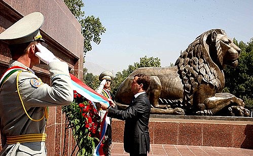 Возложение венка к памятнику Исмоилу Сомони в мемориальном комплексе «Национального согласия и возрождения Таджикистана».