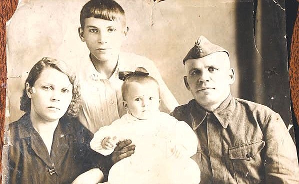 Афанасий Фёдорович Медведев, дед Дмитрия Медведева по отцовской линии, с женой Надеждой Васильевной и детьми Анатолием и Светланой. 1941 год.