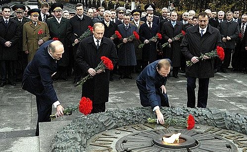 Wreath-laying by the Eternal Flame at the Grave of the Unknown Soldier. With Ukrainian President Leonid Kuchma, Belorussian President Alexander Lukashenko and Azerbaijani President Ilham Aliev.