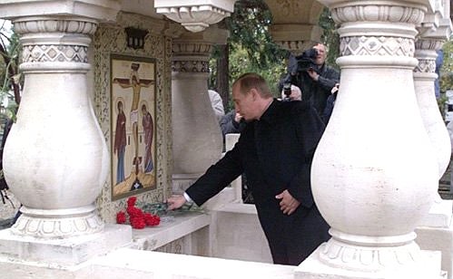 President Putin near the grave of Vera Obolenskaya at the Russian cemetery in Sainte-Genevieve-des-Bois near Paris.