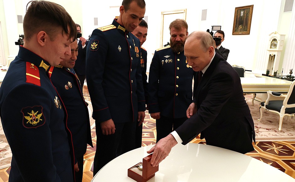 Владимир Путин встретился в Кремле с военнослужащими 127-й мотострелковой дивизии пятой общевойсковой армии Вооружённых Сил России. Президент вручил бойцам памятные подарки – наручные часы.