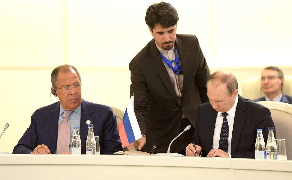 Signing a joint declaration at the trilateral meeting of the leaders of Azerbaijan, Iran and Russia. With Russian Foreign Minister Sergei Lavrov.