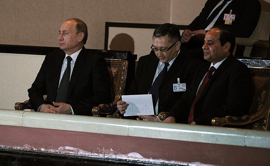 С Президентом Египта Абдельфаттахом Сиси (справа) во время концерта в Каирской опере.