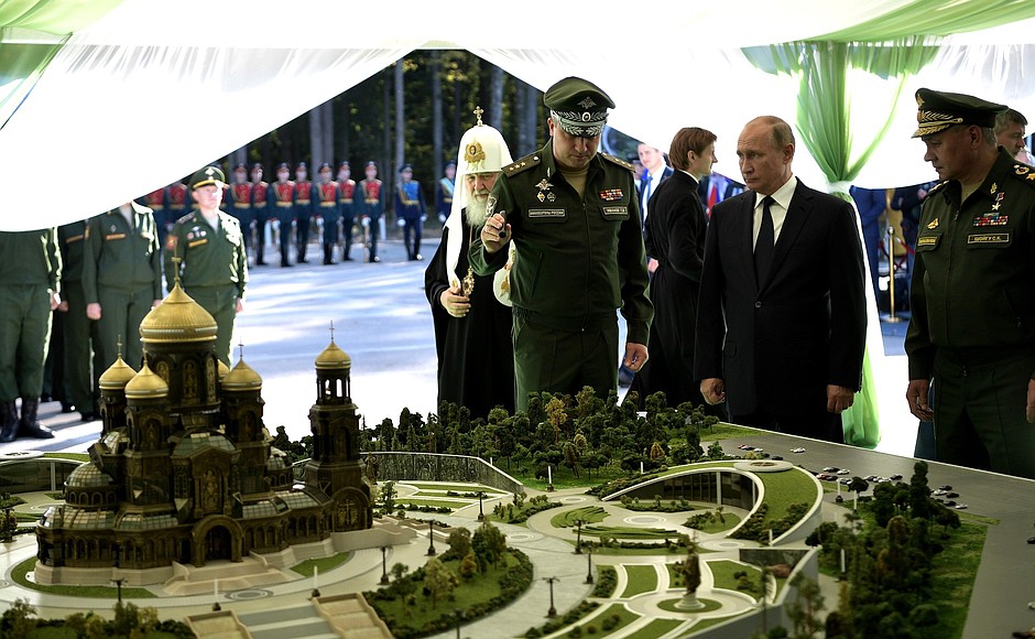 Во время осмотра макета главного храма Вооружённых Сил в военно-патриотическом парке «Патриот».