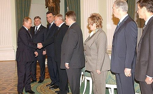 Перед началом консультаций с руководителями парламентского большинства Государственной Думы.
