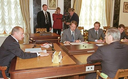 President Putin meeting with Government members.