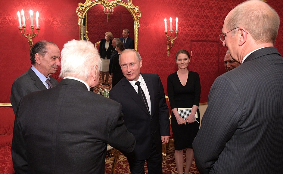 В ходе посещения Большого театра Владимир Путин и Президент Бразилии Мишел Темер общались с балетмейстером театра Юрием Григоровичем.