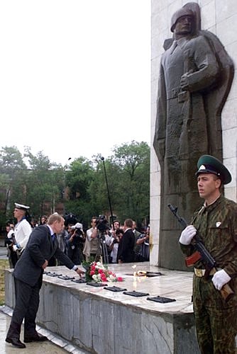 Возложение цветов к памятнику погибшим пограничникам Благовещенского погранотряда.