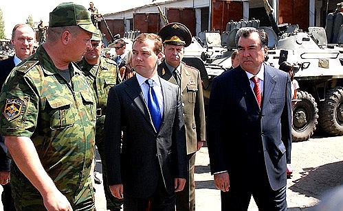 С Президентом Таджикистана Эмомали Рахмоном в расположении 201-й российской военной базы.