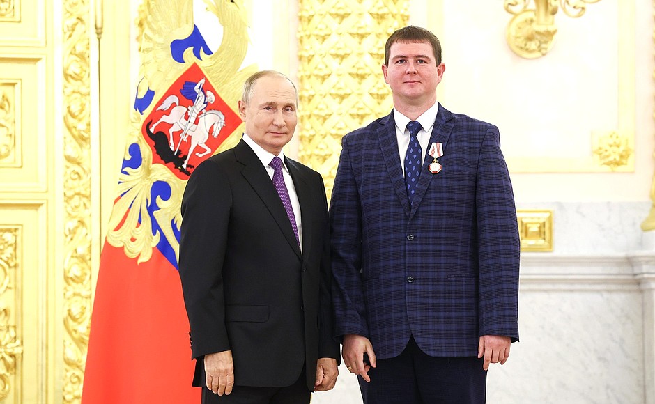 Ceremony to mark the 100th anniversary of the State Sanitary and Epidemiological Service. Yevgeny Rozhdestvensky, director of the Altai Plague Control Station, awarded the Order of Pirogov.