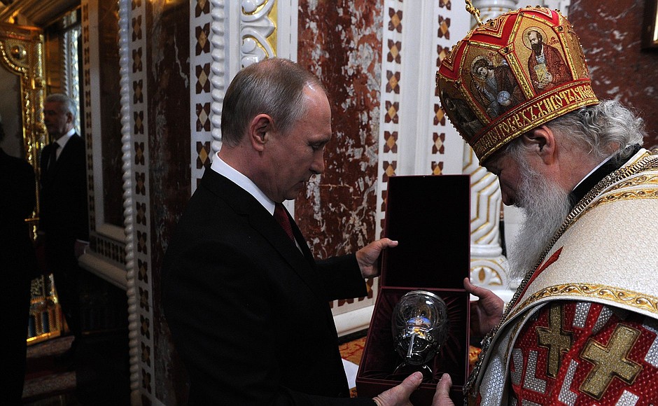 Following the Easter service, Vladimir Putin and Patriarch Kirill of Moscow and All Russia give each other Easter presents according to a tradition.