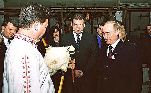Residents of Stara Zagora presenting President Putin with a set of bagpipes.