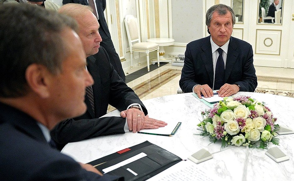 Встреча с президентом, председателем правления компании «Роснефть» Игорем Сечиным (справа) и руководством нефтегазовой компании «Бритиш петролеум».
