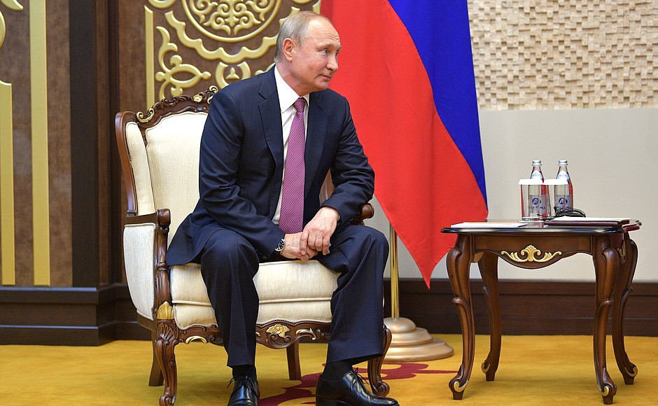 На встрече с Президентом Киргизии Сооронбаем Жээнбековым.