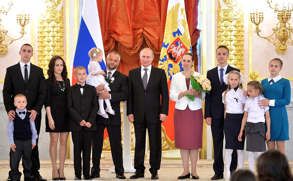 Order of Parental Glory awarded to Irina and Vladimir Tsaryov, Novgorod Region.