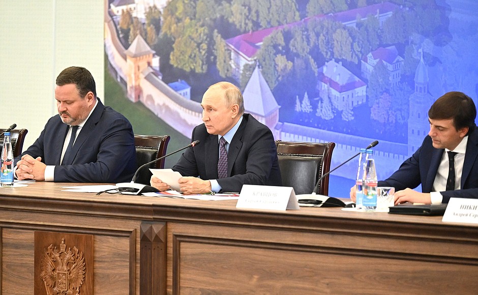 Expanded State Council Presidium meeting on the development of the labour market in the Russian Federation. With Labour and Social Protection Minister Anton Kotyakov, left, and Education Minister Sergei Kravtsov.