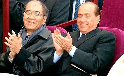 Председатель Совета министров Италии Сильвио Берлускони и генеральный директор ЮНЕСКО Коитиро Муцуура во время концерта в честь официального открытия Константиновского дворца.